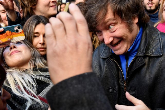 Milei en Rosario promete varias líneas de Domingo Cavallo como la dolarización y la privatización del Estado.