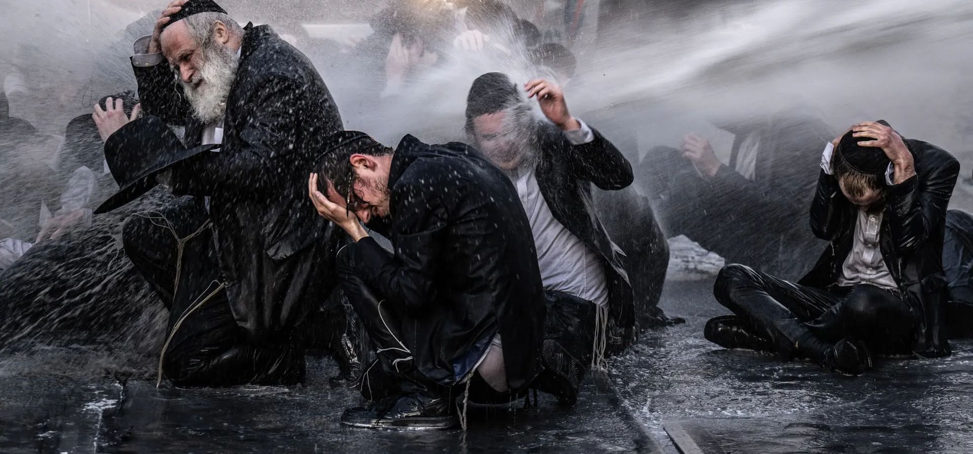 Las fuerzas israelíes usan cañones de agua contra judíos ultraortodoxos que bloquean una línea de tranvía en protesta por el servicio armado obligatorio, Jerusalén. Fotografía: Anadolu/Getty Images Las fuerzas israelíes usan cañones de agua contra judíos ultraortodoxos que bloquean una línea de tranvía en protesta por el servicio armado obligatorio, Jerusalén. Fotografía: Anadolu/Getty Images