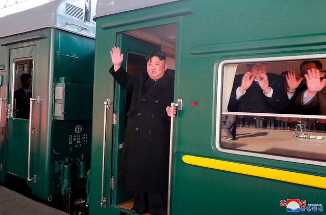 Una imagen oficial de Kim a bordo de su tren blindado durante su viaje a Vladivostok en 2019. Ahora realiza el mismo recorrido.