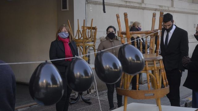 Hoteleros y gastronómicos sacan mesas, camas y vajillas a la calle
