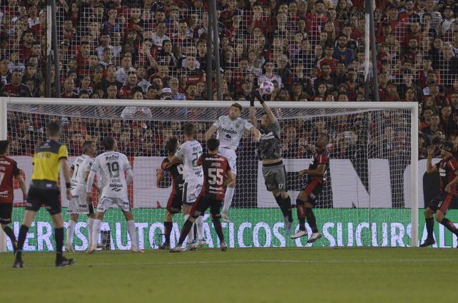 Newells no pudo seguir de racha y cayó por la mínima ante Sarmiento en el Coloso