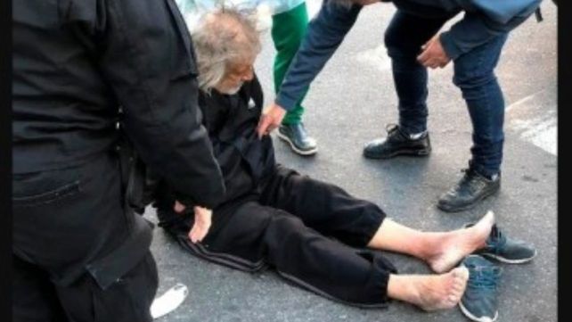 El Trinche asistido por los vecinos tras el robo.
