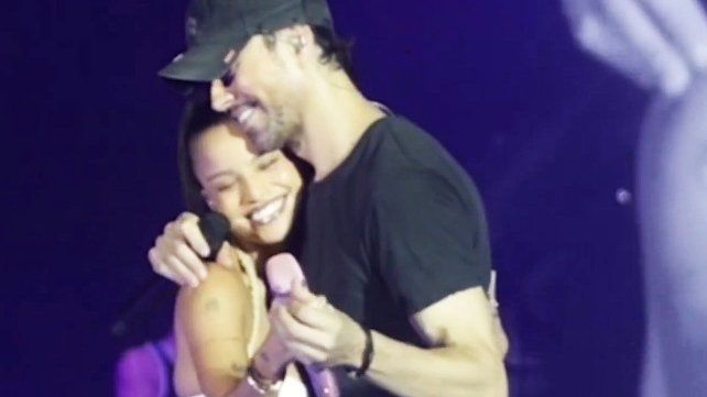 En un incómodo momento se vivió en el Granca Live Fest 2025 cunado Enrique Iglesias quiso besar a Emilia Mernes en pleno show y se armó un escándalo