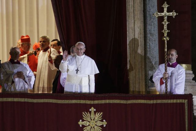 El argentino Bergoglio sorprende al mundo: es el Papa Francisco I