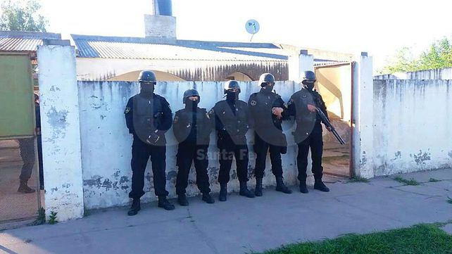 Una mujer y sus tres hijos fueron detenidos y les secuestraron tumberas Una mujer y sus tres hijos fueron detenidos y les secuestraron tumberas
