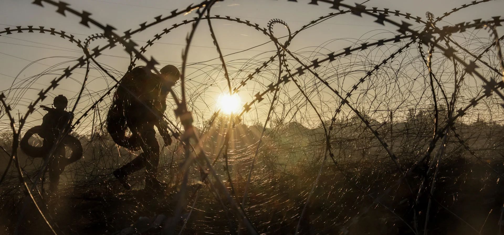 Ingenieros de la 24ª brigada mecanizada instalando alambre de púas a lo largo de la línea del frente en Donetsk, Donetsk, Ucrania. Fotografía: Servicio de prensa de la 24ª brigada mecanizada/AFP/Getty Images Ingenieros de la 24ª brigada mecanizada instalando alambre de púas a lo largo de la línea del frente en Donetsk, Donetsk, Ucrania. Fotografía: Servicio de prensa de la 24ª brigada mecanizada/AFP/Getty Images