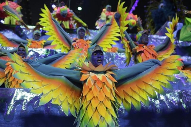 Ecologista. Bailarines vestidos como peces desfilan en el Sambódromo.
