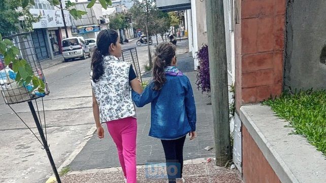 Claudia Herrero y su esposo adoptaron a dos hermanas en 2020