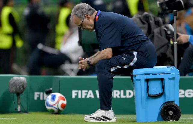 El Loco vencido. Marcelo Bielsa no pudo hacer historia con la selección de Uruguay.