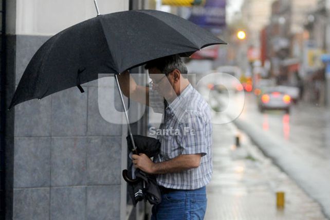 La lluvia pasó por la ciudad, pero aún continúa el alerta meteorológico