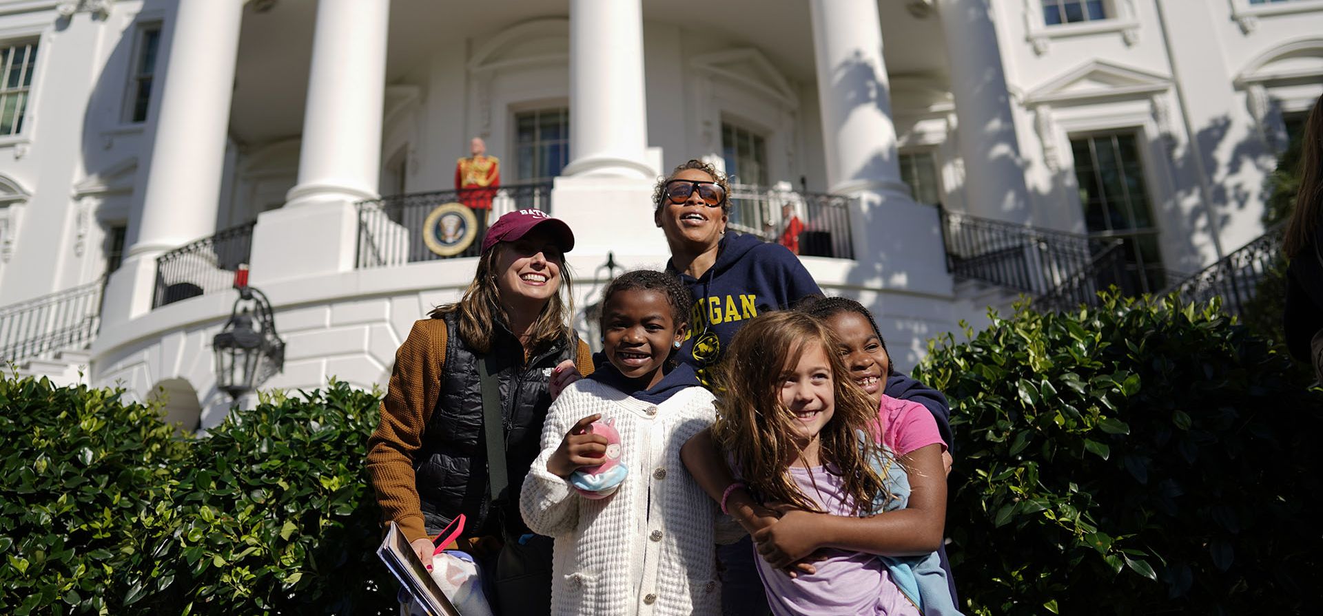 Lauren Serpe, atrás a la izquierda, y Rashida Holman-Jones posan para fotos con sus hijos, durante el recorrido por los jardines de otoño de la Casa Blanca en Washington, el sábado 8 de octubre de 2022. Los jardines de la Casa Blanca se abren al público dos veces al año, pero esta será la primera vez que se podrá visitar el edificio gubernamental tras el inicio de la pandemia.
