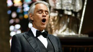 Andrea Bocelli cantó solo por el domingo de Pascua en Milán