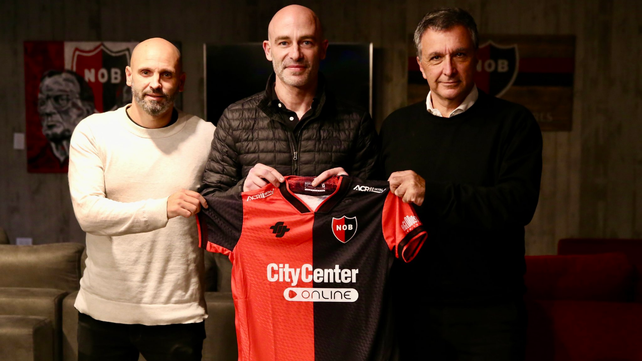Sebastián Méndez, entre el director deportivo Ariel Michaloutsos y el presidente del club, Ignacio Astore.