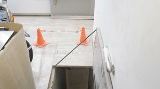 Un subsuelo escondido bajo una tapa de metal en el piso y una morgue subterránea, son algunos de los lugares ocultos que guardan las paredes de la intrigante mansión en la que funciona el Concejo Municipal de Rosario.
