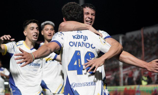 Los futbolistas de Central celebran en el triunfo del Canalla ante Instituto
