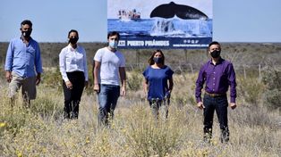 El intendente de Puerto Pirámides inauguró un cartel y le llovieron críticas
