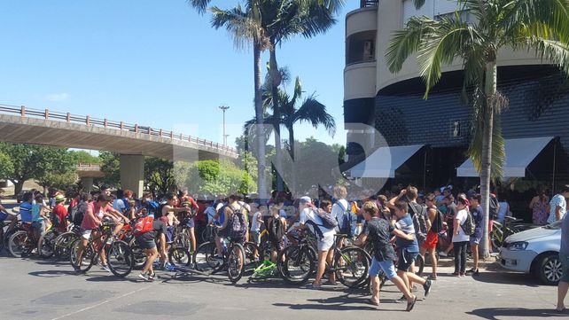 Entre escraches y largas colas, la policía trasladó a un integrante del equipo de youtubers uruguayos
