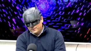Andrés Laumann utiliza la máscara del superhéroe.