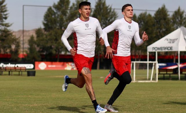Nicolás Castro (izquierda) estuvo en el banco ante Banfield y este jueves podría volver a la titularidad.