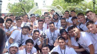 Central Córdoda y su llegada a la casa de Gobierno en Santiago del Estero.