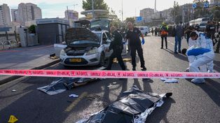 Un policía israelí apunta a uno de los dos terroristas implicados y abatidos este jueves.