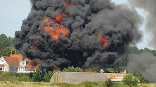 Cae avión militar sobre varios autos y causa siete muertes en Inglaterra