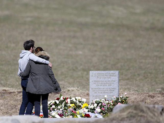 Familiares de las víctimas visitan el monolito en homenaje a los fallecidos del avión de Germanwings