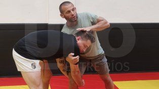 El profesor Agustín Musante, trabajando con su alumno Martín Paz, explicando una técnica de la lucha.