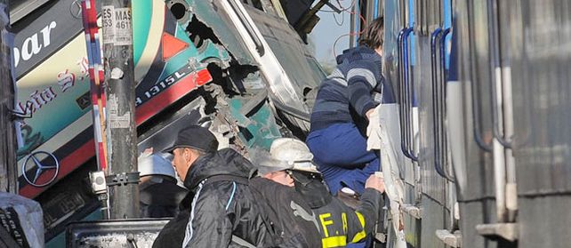Imprudencia fatal. Un colectivero de la línea 92 cruzó las vías con la barrera trabada a 45 grados y fue arrollado.