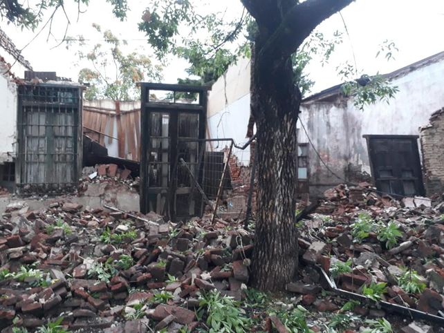 La centenaria Casa Amsler que estaba para se demolida se terminó desplomando.