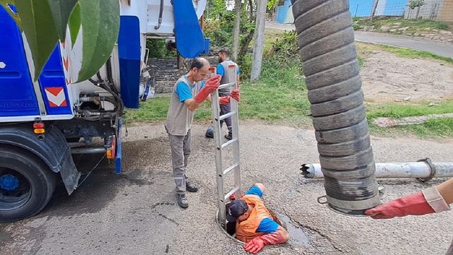 Limpian 400 metros de cloacas en el barrio Pancho Ramírez