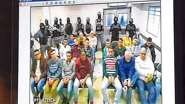 Los principales acusados están en la cárcel de Ezeiza y siguen el juicio esposados y en videoconferencia.