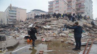 Se cumple una semana del violento terremoto que azotó a distintas zonas de Turquía y Siria. El número de víctimas asciende a 35.225 personas, según las últimas cifras oficiales. Los socorristas continúan rescatando sobrevivientes entre los escombros a contrareloj y en medio de un frío extremo.&nbsp;