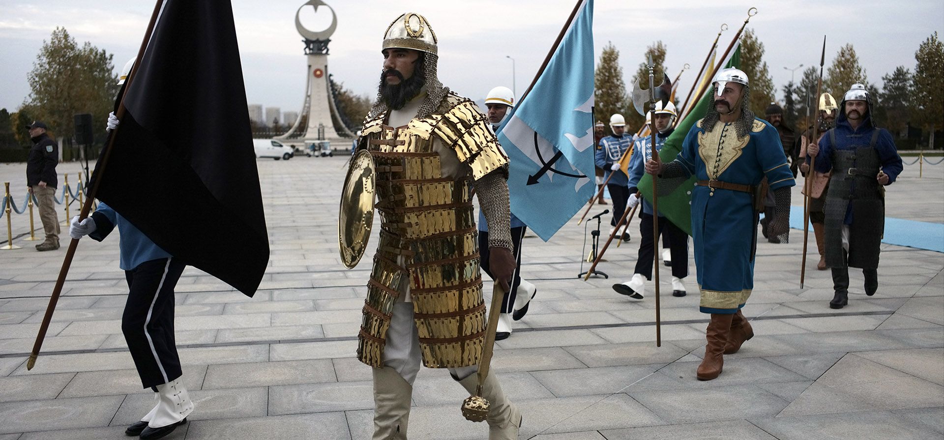 Soldados de la guardia de honor que representan a 16 estados turcos históricos caminan después de una ceremonia para el primer ministro de Suecia, Ulf Kristersson, en el palacio presidencial, en Ankara, Turquía, el miércoles 9 de noviembre de 2022.