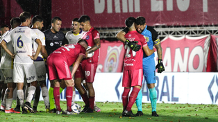 Luis Lobo Medina ya sancionó penal en contra de Central, por un empujón de Martínez a Gondou, y Broun abraza e intercambia unas palabras con Oroz.