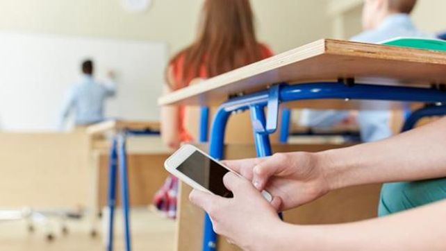 Las escuelas utilizan distintas estrategias para limitar el uso de los celulares entre los alumnos