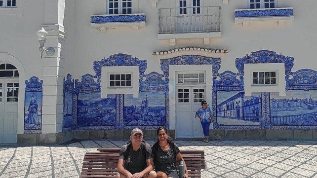 Dejó Victoria y se instaló en Portugal para vivir bien