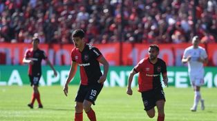 Rodrigo Salinas acompaña a Maxi Rodríguez y Lucas Albertengo en la delantera rojinegra.