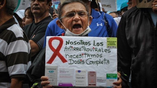 Reclamo. Un hombre infectado protesta por la falta de medicamentos en Venezuela.&nbsp;