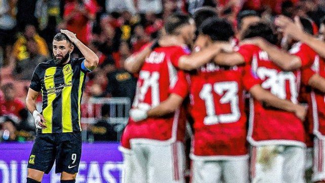 El festejo de los jugadores de &nbsp;Al Ahly y la desazón de Karim Benzemá. El francés erró un penal que hubiera podido cambiar la historia para Al Ittihad.
