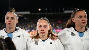 Estefanía Banini se emocionó al escuchar el himno nacional en su último partido con la albiceleste.