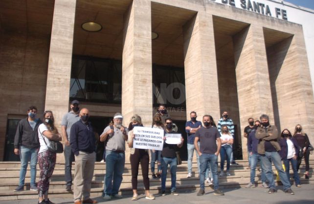 El colectivo que nuclea a más de 640 dueños de locales comerciales en Santa Fe se manifestaron frente a la Municipalidad.&nbsp;