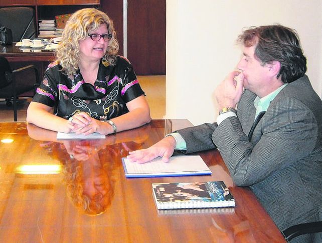 Encuentro. La ministra de Educación y el senador departamental.