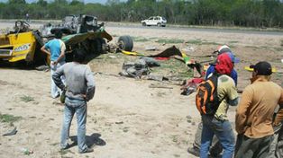 Murieron 13 personas al volcar un &oacute;mnibus en Santiago del Estero