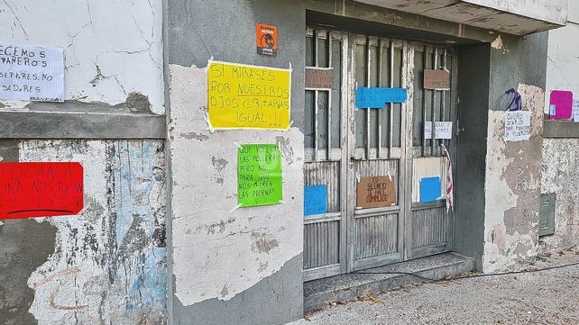 Una escuela sin clases amaneció con carteles por un supuesto acoso escolar