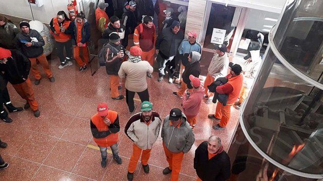 Asamblea: empleados municipales de Crespo reclaman un bono de 100 mil pesos