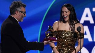 Fito Páez, a la izquierda, entrega a Rosalía el premio al álbum del año por Motomami en la 23º entrega anual de los Premios Grammy Latinos en el Mandalay Bay Michelob Ultra Arena, el jueves 17 de noviembre de 2022 en Las Vegas. (Foto AP/Chris Pizzello)