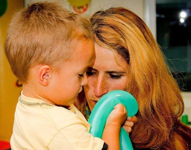 Yamila quiere operarse para poder disfrutar y atender a su pequeño hijo. Hoy en día no lo puede hacer.