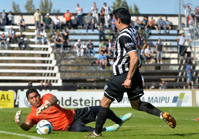 Ignacio Arce se anticipa a la proyección de Marcelo Carrizo.