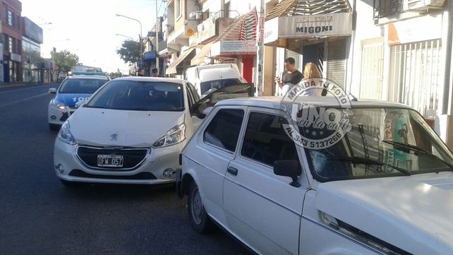 Chocó dos vehículos estacionados